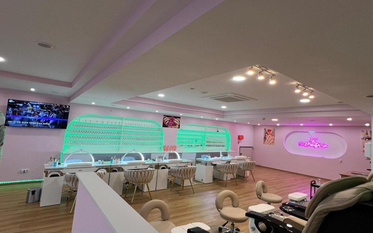 Nail bar